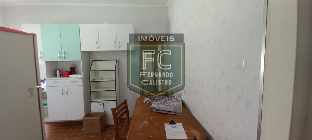 Casa térrea c/ piscina a passos da praia, 2 dormitórios, 2 b