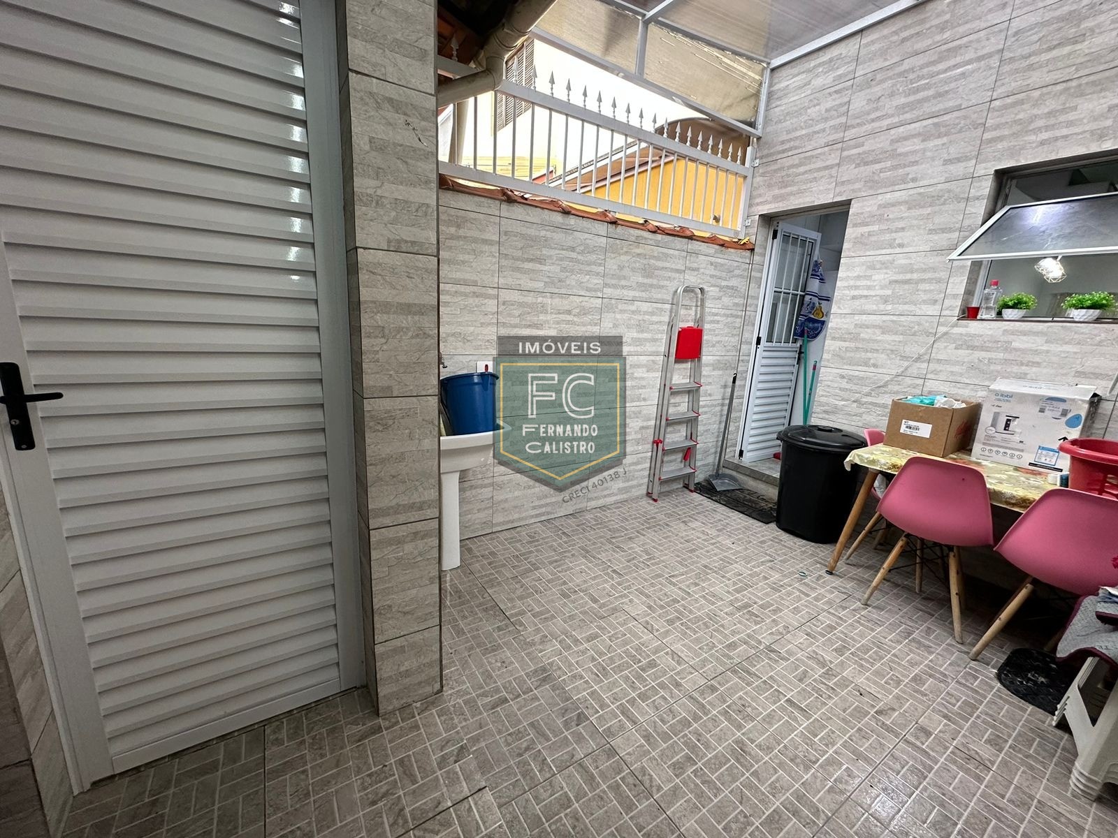 Sobrado Individual 2 Dormitórios (1 c/ Sacada c/ Vista p/ o Mar), Área Coberta c/ Churrasqueira, Financia, 70 Mts da Praia, V.Caiçara, Praia Grande SP