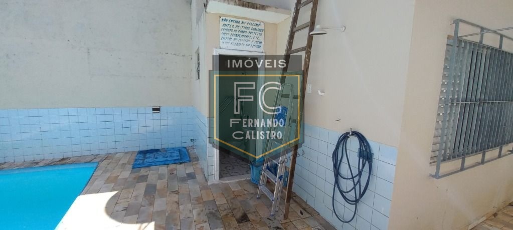Casa térrea c/ piscina a passos da praia, 2 dormitórios, 2 banheiros, 3 vagas cobertas, $ imperdível, financiamento bancário, jd real, praia grande sp