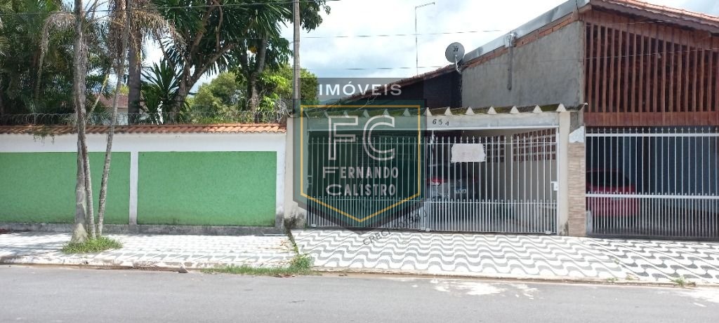 Casa térrea c/ piscina a passos da praia, 2 dormitórios, 2 b