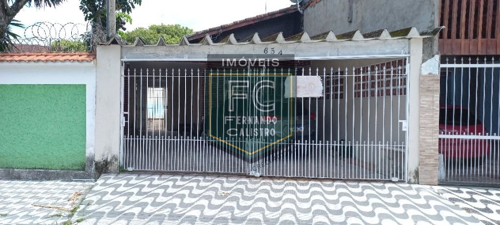 Casa térrea c/ piscina a passos da praia, 2 dormitórios, 2 b