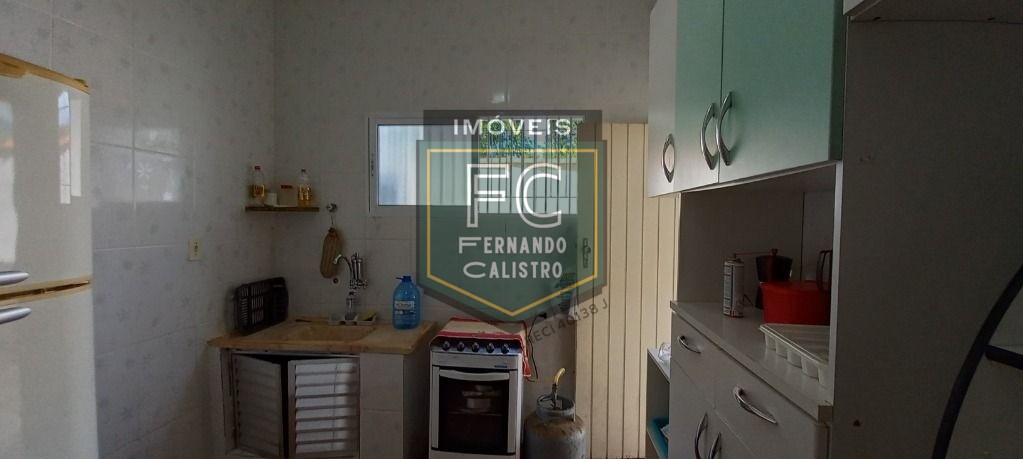 Casa térrea c/ piscina a passos da praia, 2 dormitórios, 2 b