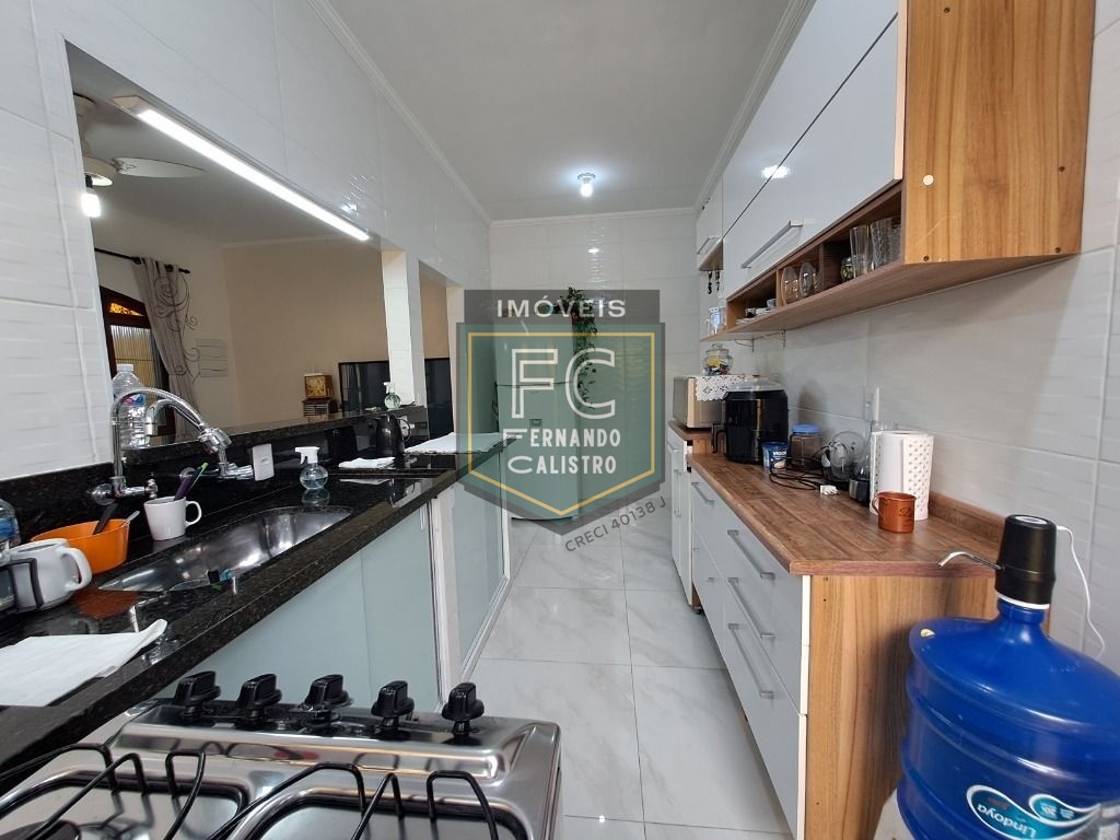 Linda casa térrea reformada 2 dormitórios, área coberta c/ c