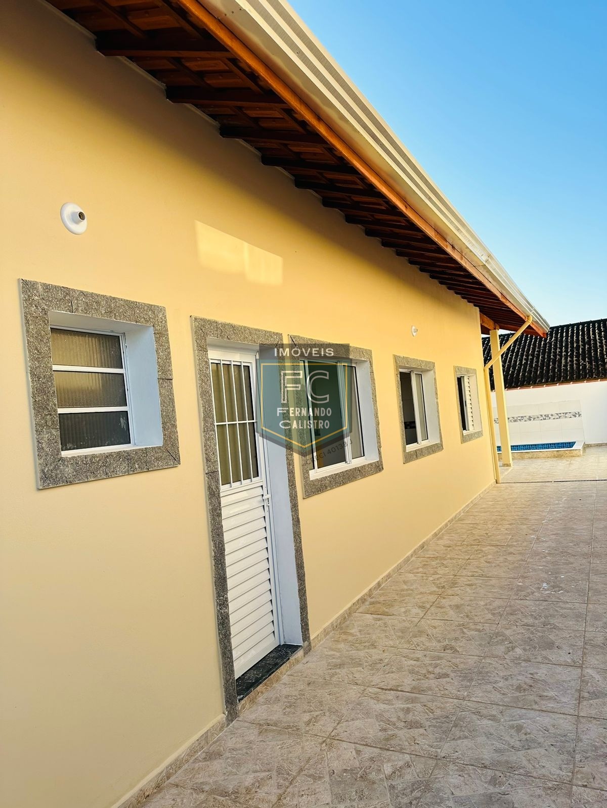 Casa térrea nova, 2 dormitórios (1 suíte), quintal, piscina,