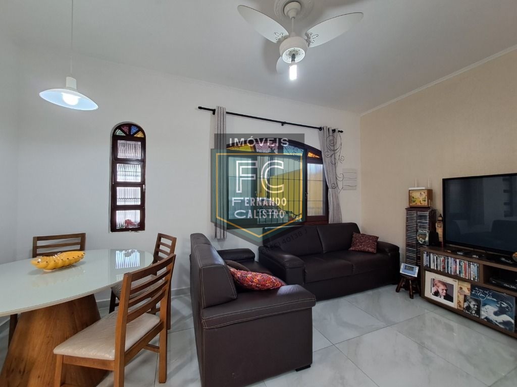 Linda casa térrea reformada 2 dormitórios, área coberta c/ c