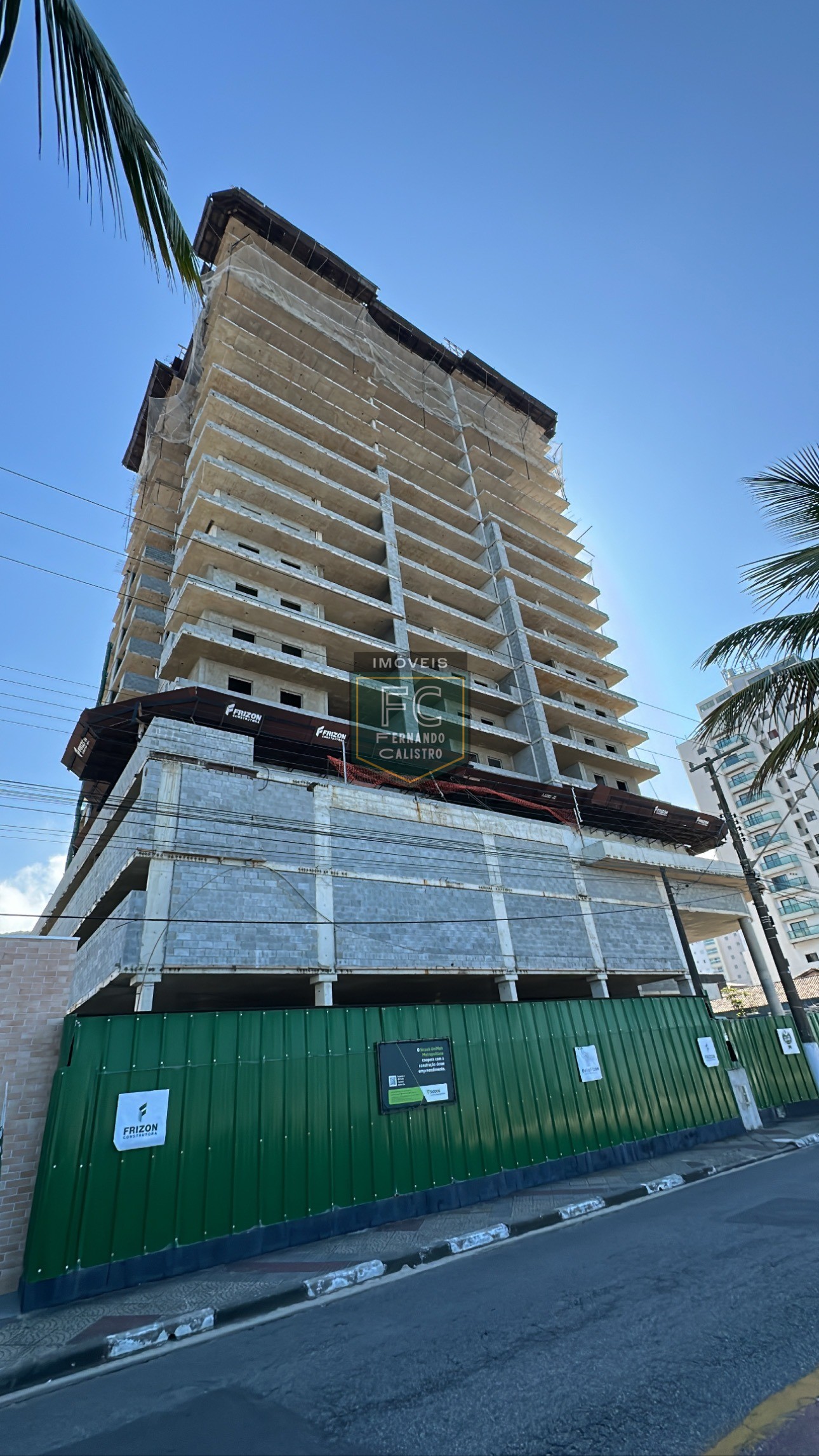 Apartamento 2 dormitórios (1 suíte) alto padrão frente mar em obras, varanda gourmet vista mar, financia / permuta, local nobre, centro mongaguá sp