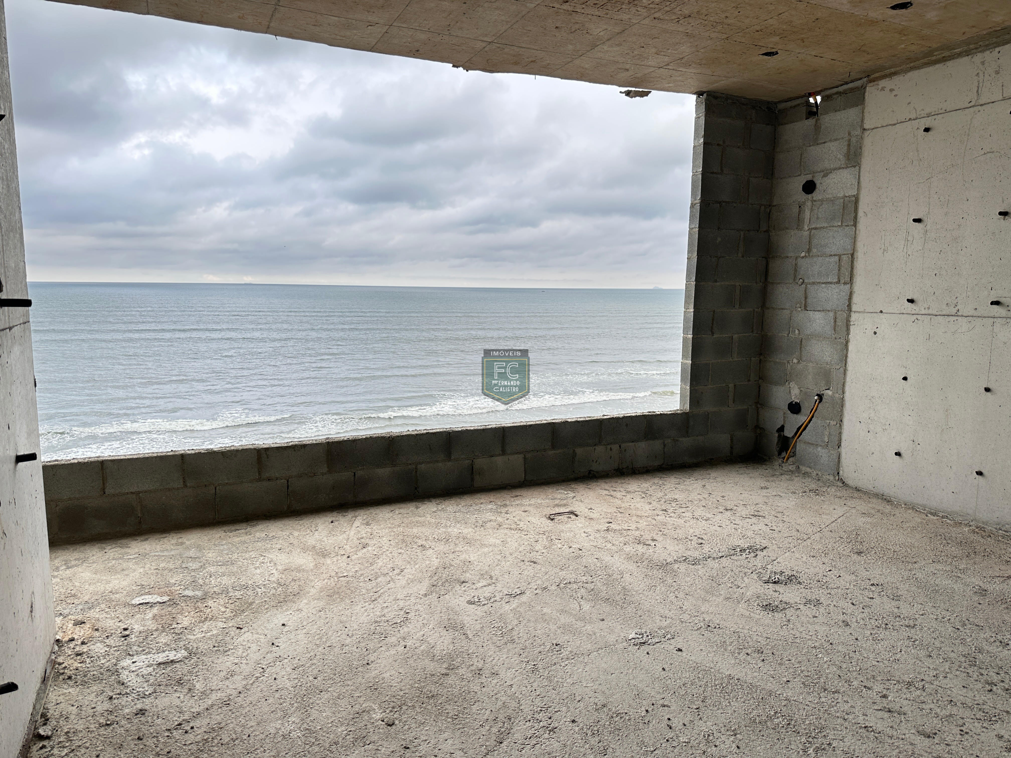 Apartamento 2 dormitórios (1 suíte) alto padrão frente mar em obras, varanda gourmet vista mar, financia / permuta, local nobre, centro mongaguá sp