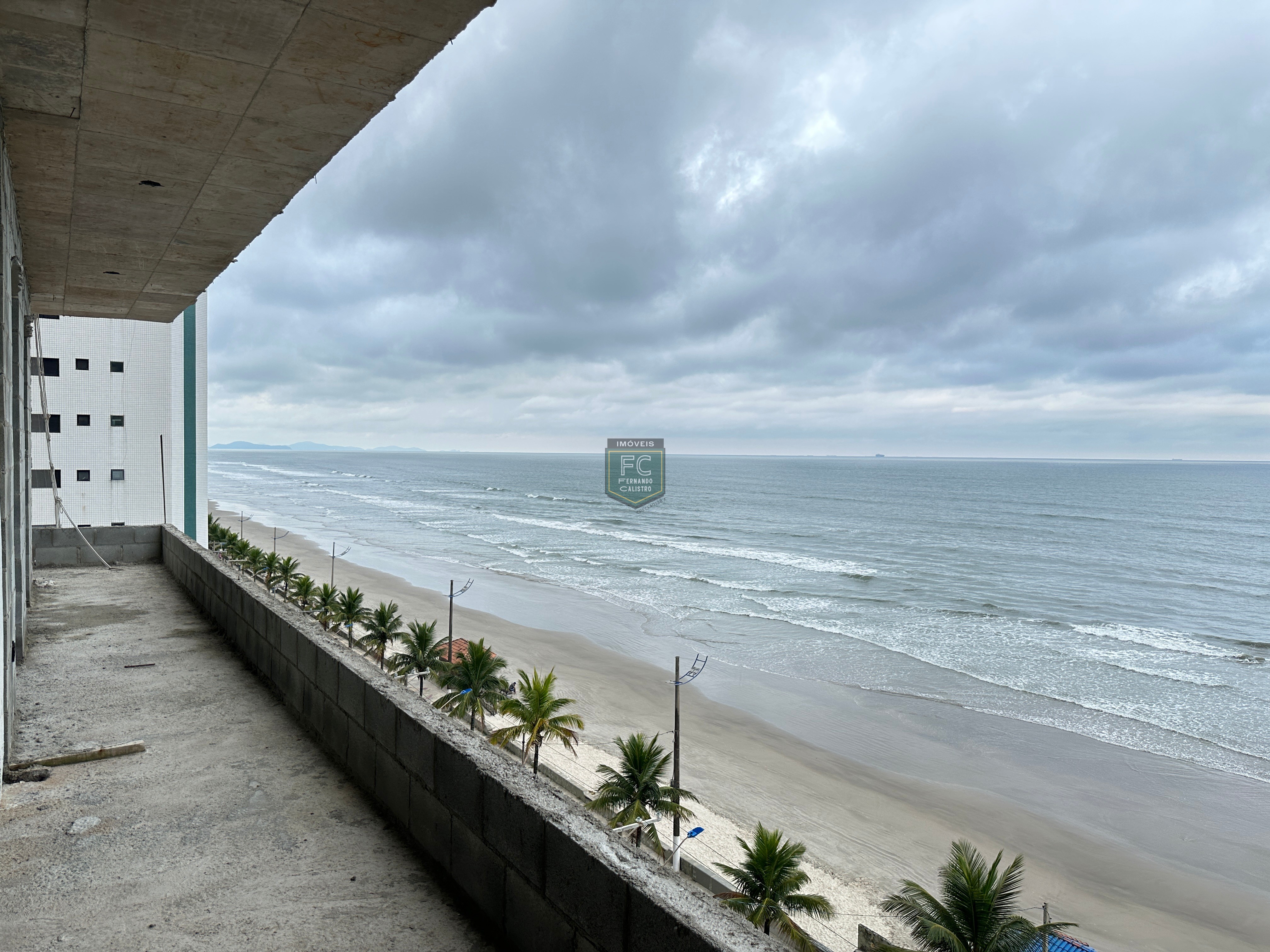 Apartamento 2 dormitórios (1 suíte) alto padrão frente mar em obras, varanda gourmet vista mar, financia / permuta, local nobre, centro mongaguá sp