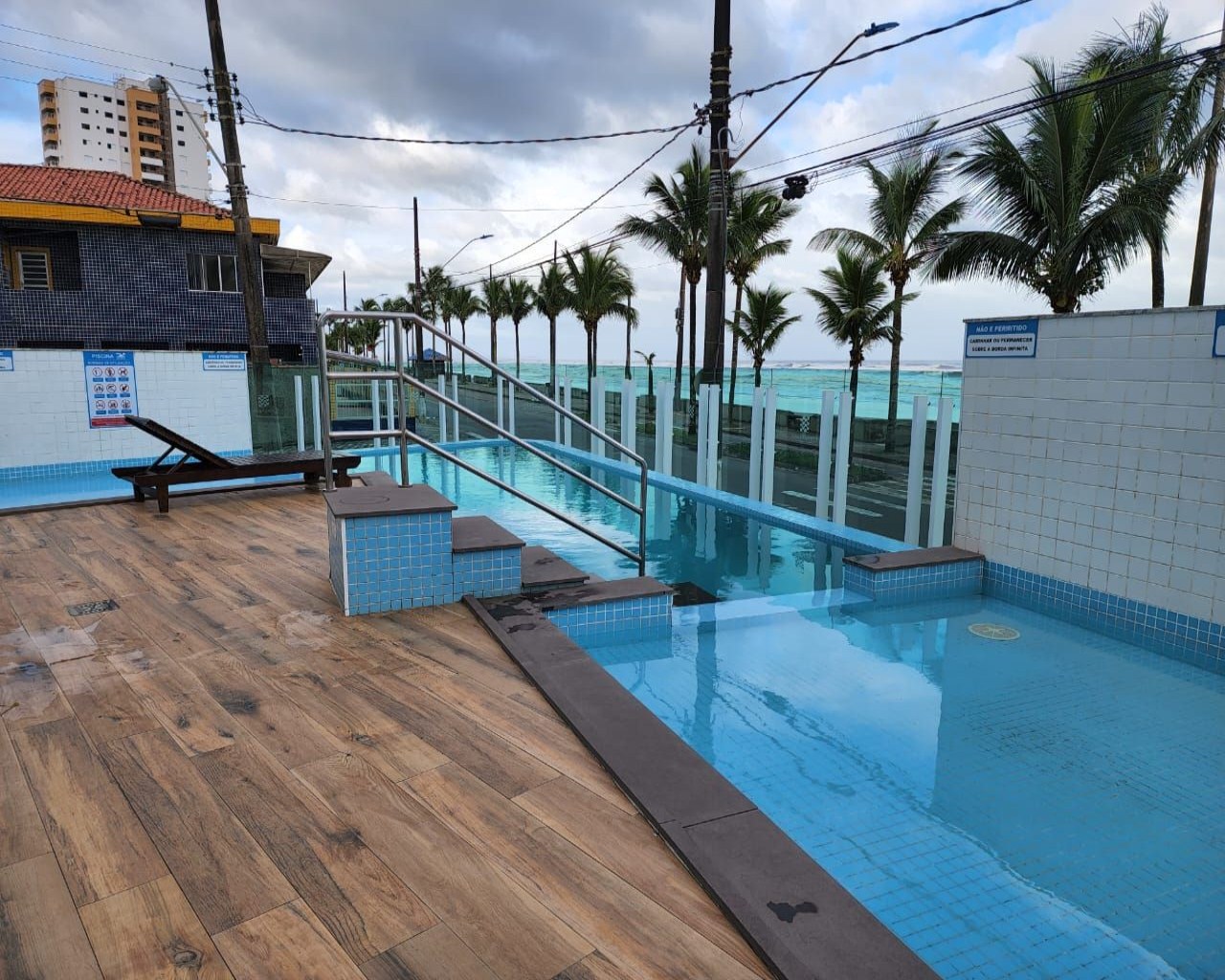 Apartamento 2 dormitórios (1 suíte) em frente ao mar, varanda gourmet envidraçada, móveis planejados, vila atlântica, região central - mongaguá/sp