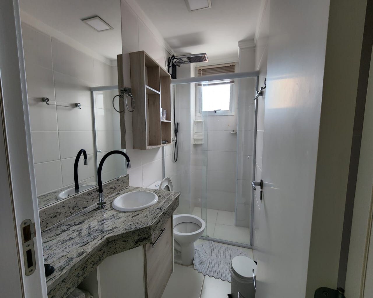 Apartamento 2 dormitórios (1 suíte) em frente ao mar, varanda gourmet envidraçada, móveis planejados, vila atlântica, região central - mongaguá/sp