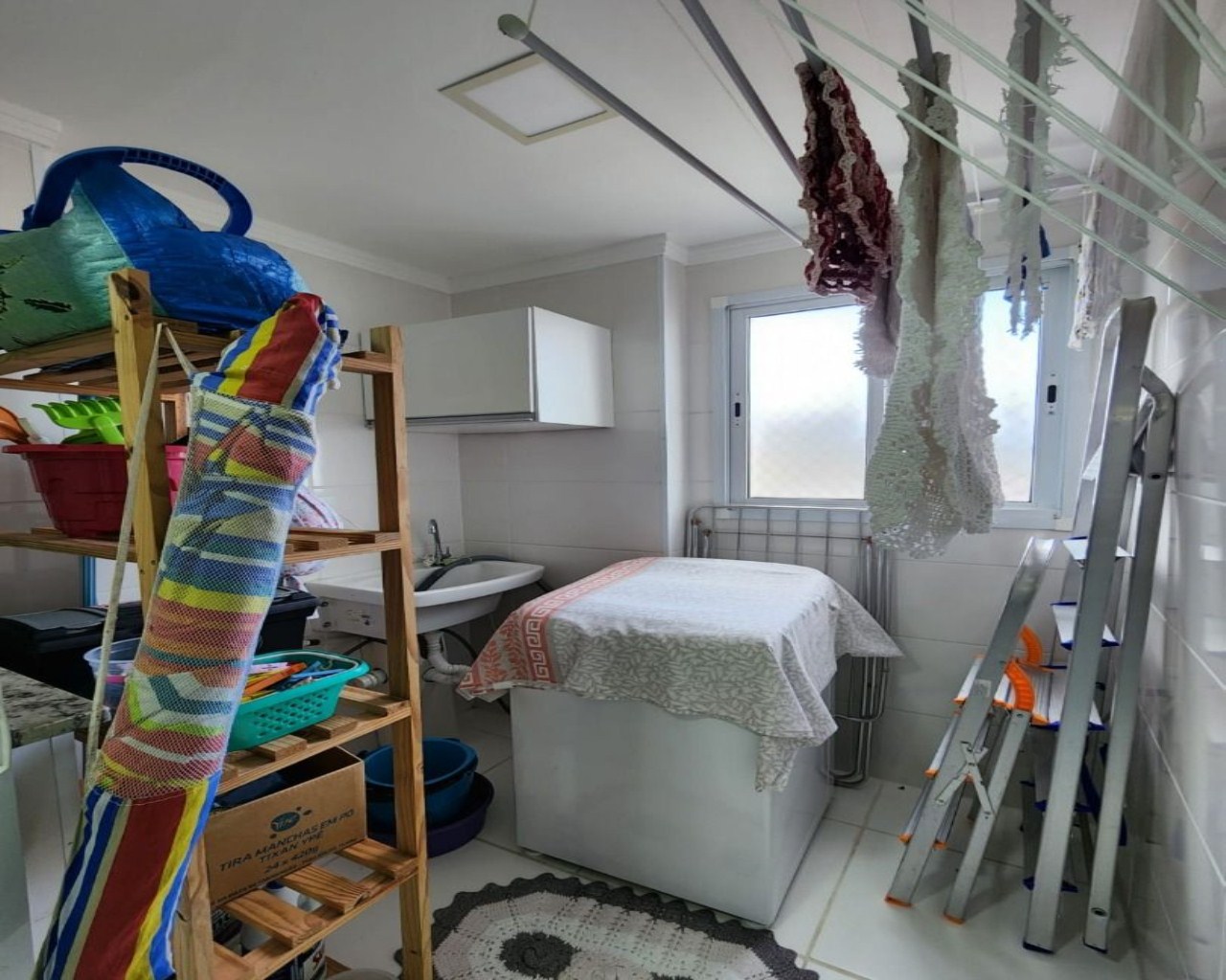 Apartamento 2 dormitórios (1 suíte) em frente ao mar, varanda gourmet envidraçada, móveis planejados, vila atlântica, região central - mongaguá/sp