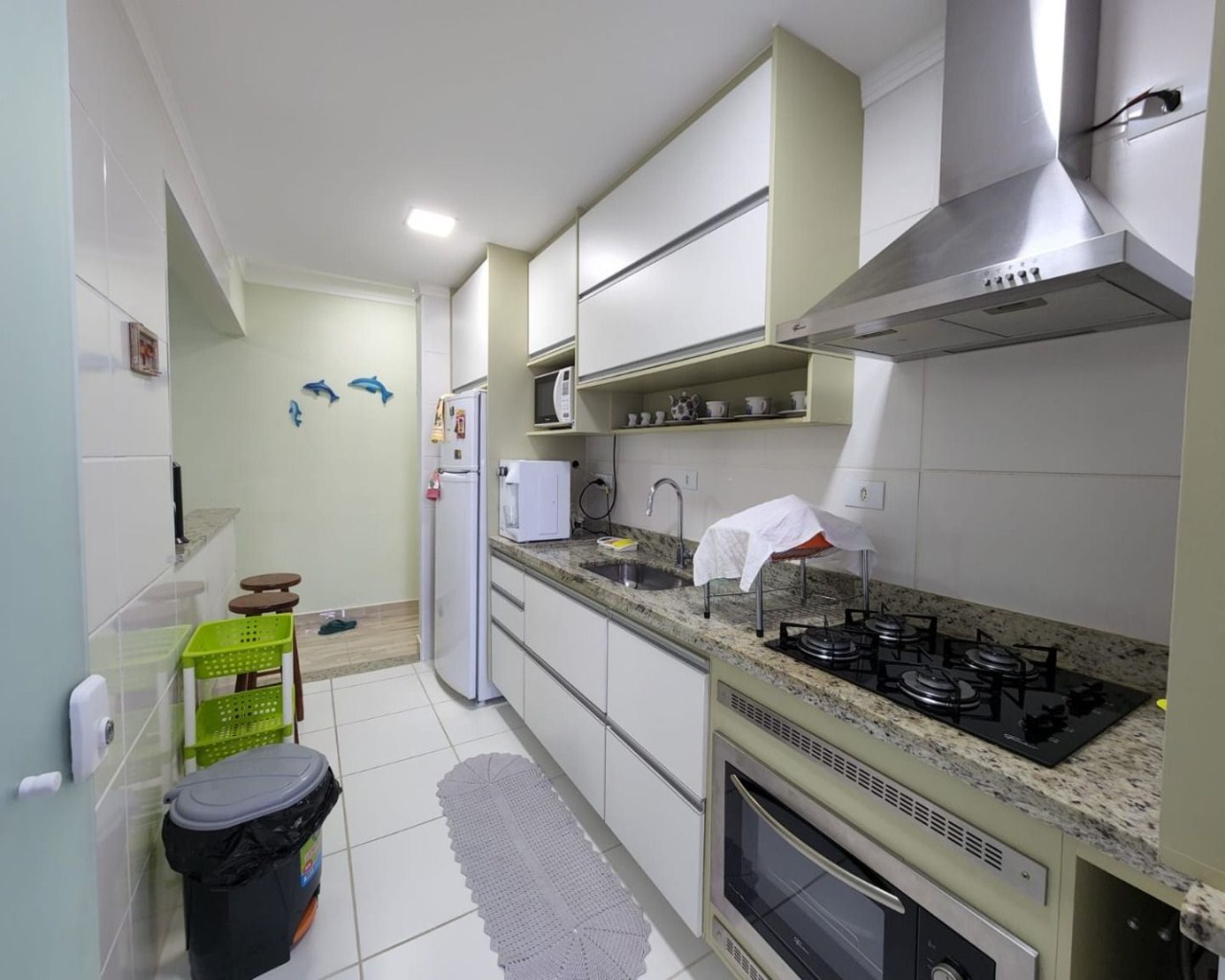 Apartamento 2 dormitórios (1 suíte) em frente ao mar, varanda gourmet envidraçada, móveis planejados, vila atlântica, região central - mongaguá/sp