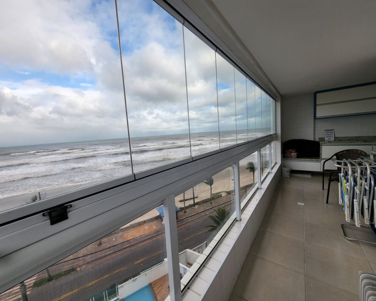 Apartamento 2 dormitórios (1 suíte) em frente ao mar, varanda gourmet envidraçada, móveis planejados, vila atlântica, região central - mongaguá/sp