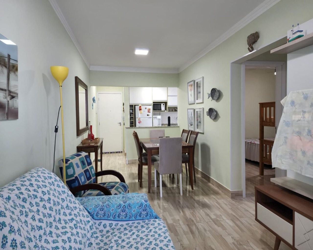 Apartamento 2 dormitórios (1 suíte) em frente ao mar, varanda gourmet envidraçada, móveis planejados, vila atlântica, região central - mongaguá/sp