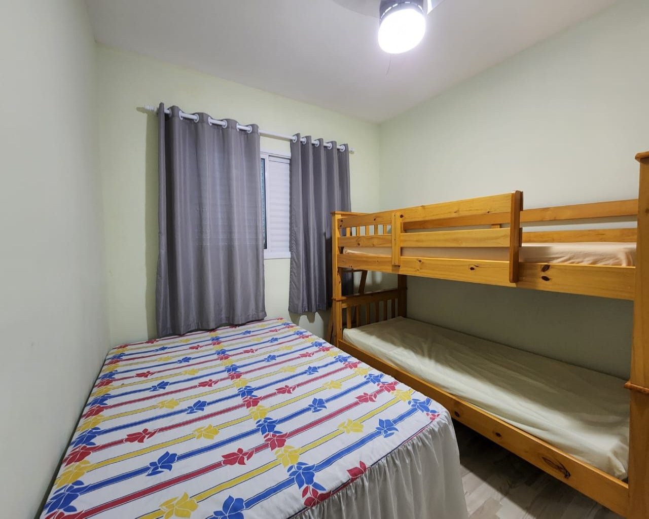 Apartamento 2 dormitórios (1 suíte) em frente ao mar, varanda gourmet envidraçada, móveis planejados, vila atlântica, região central - mongaguá/sp