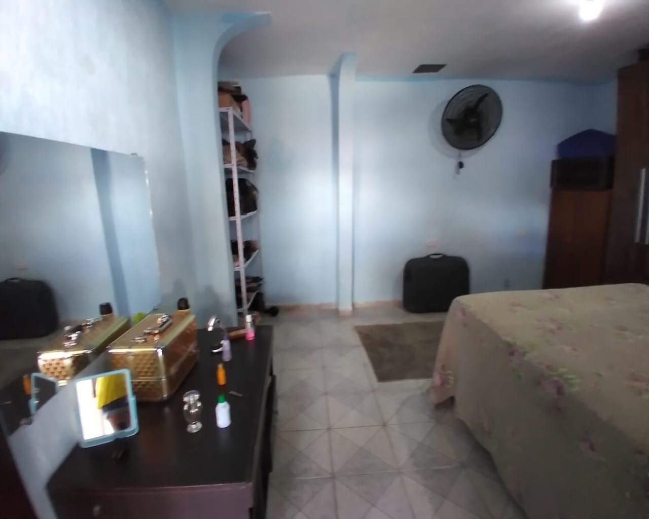Casa térrea 3 dormitórios lado pista, lote inteiro, piscina, área gourmet c/ churrasqueira, 6 vagas, aceita financiamento, jussara, mongaguá-sp