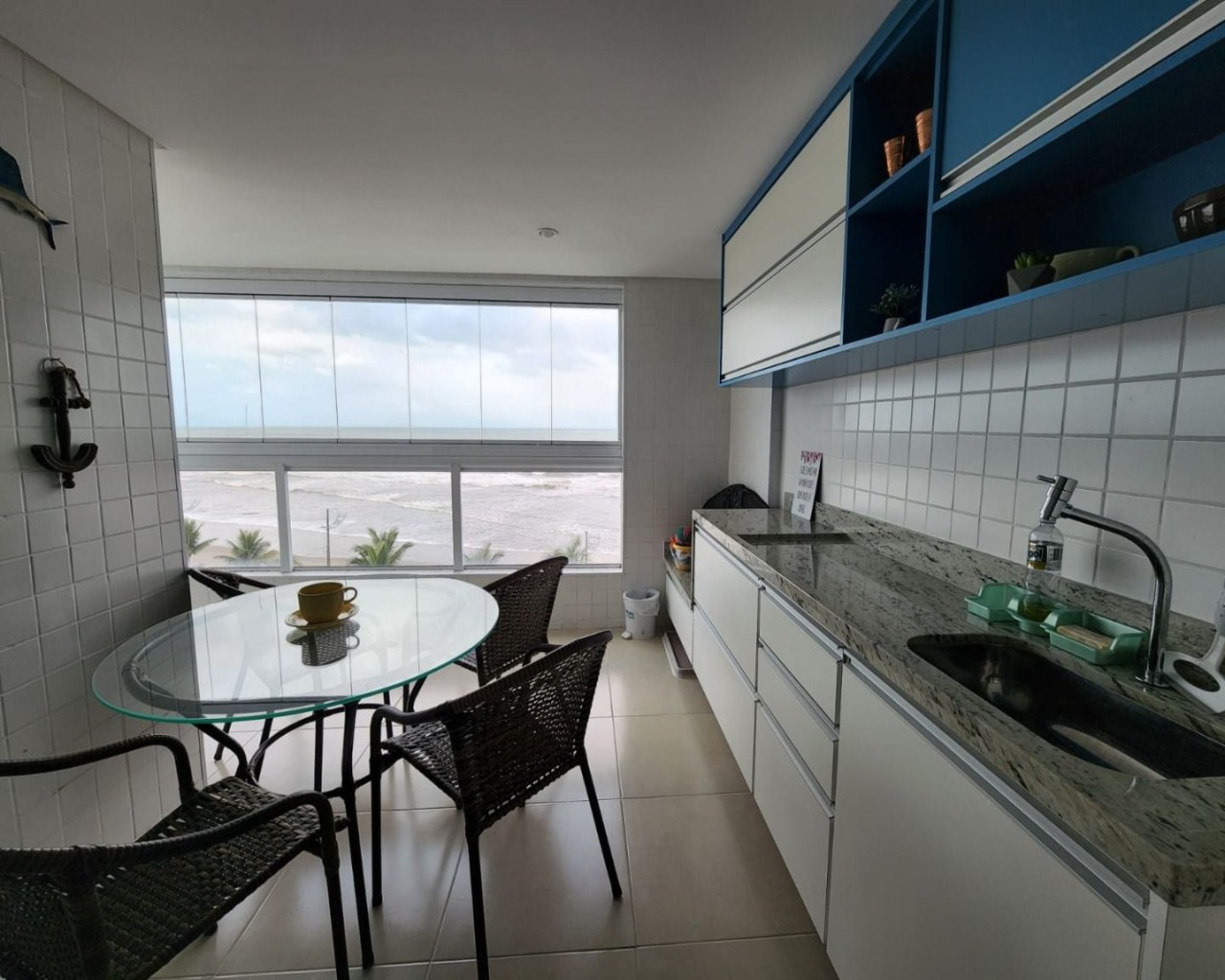 Apartamento 2 dormitórios (1 suíte) em frente ao mar, varanda gourmet envidraçada, móveis planejados, vila atlântica, região central - mongaguá/sp