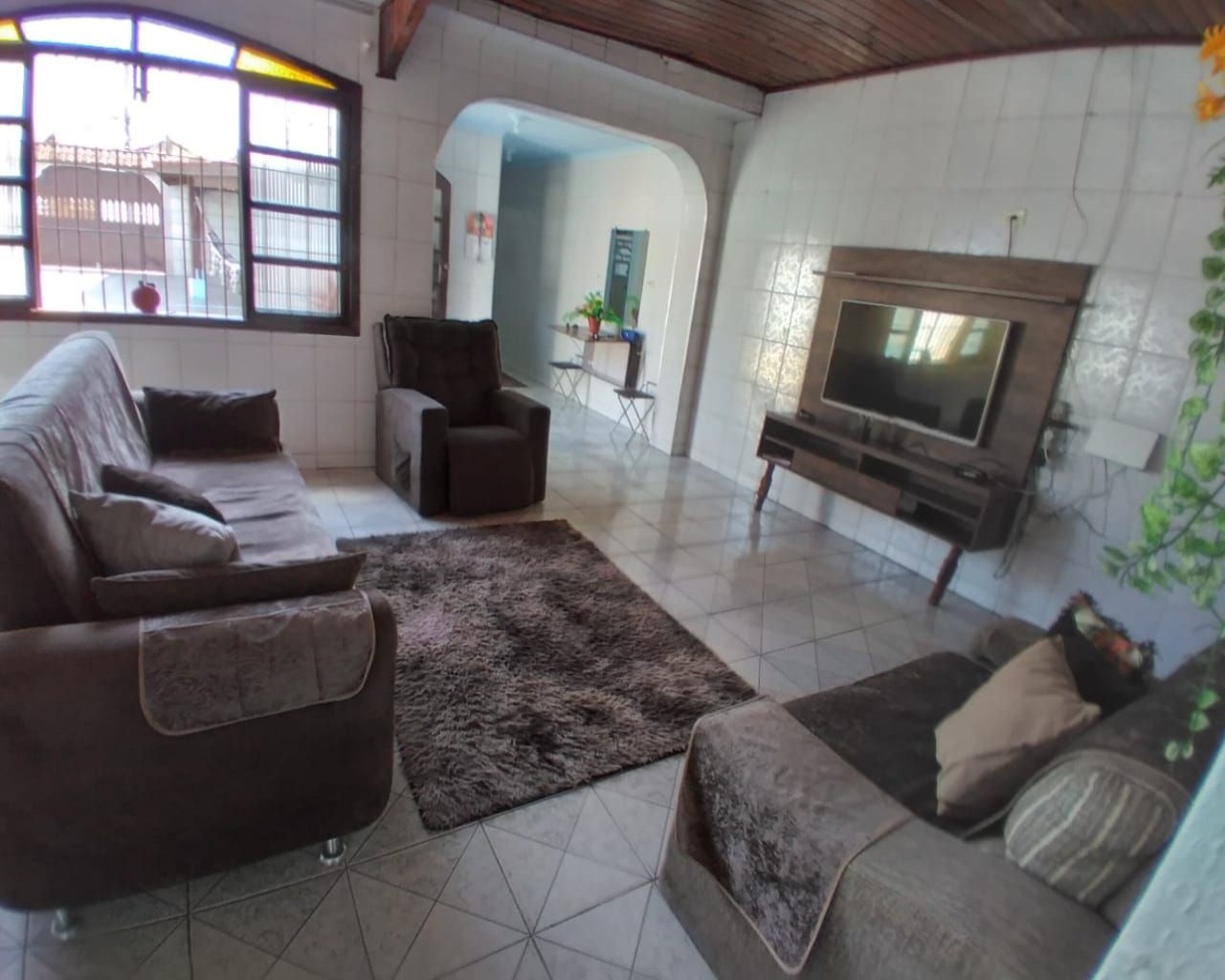 Casa térrea 3 dormitórios lado pista, lote inteiro, piscina,