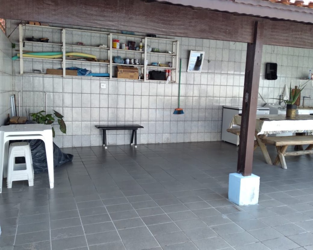 Casa térrea 3 dormitórios lado pista, lote inteiro, piscina,