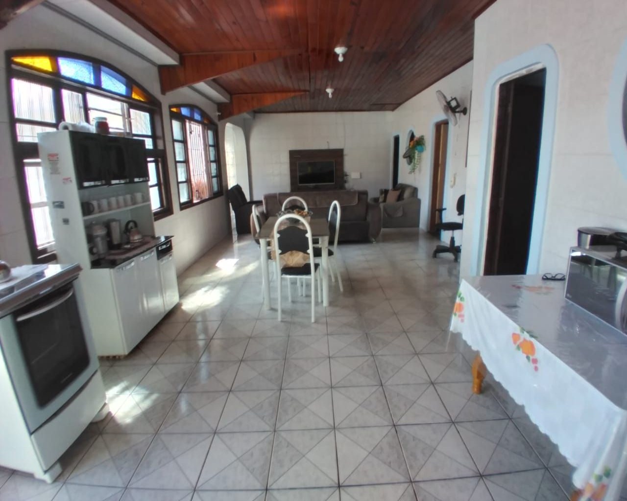 Casa térrea 3 dormitórios lado pista, lote inteiro, piscina,