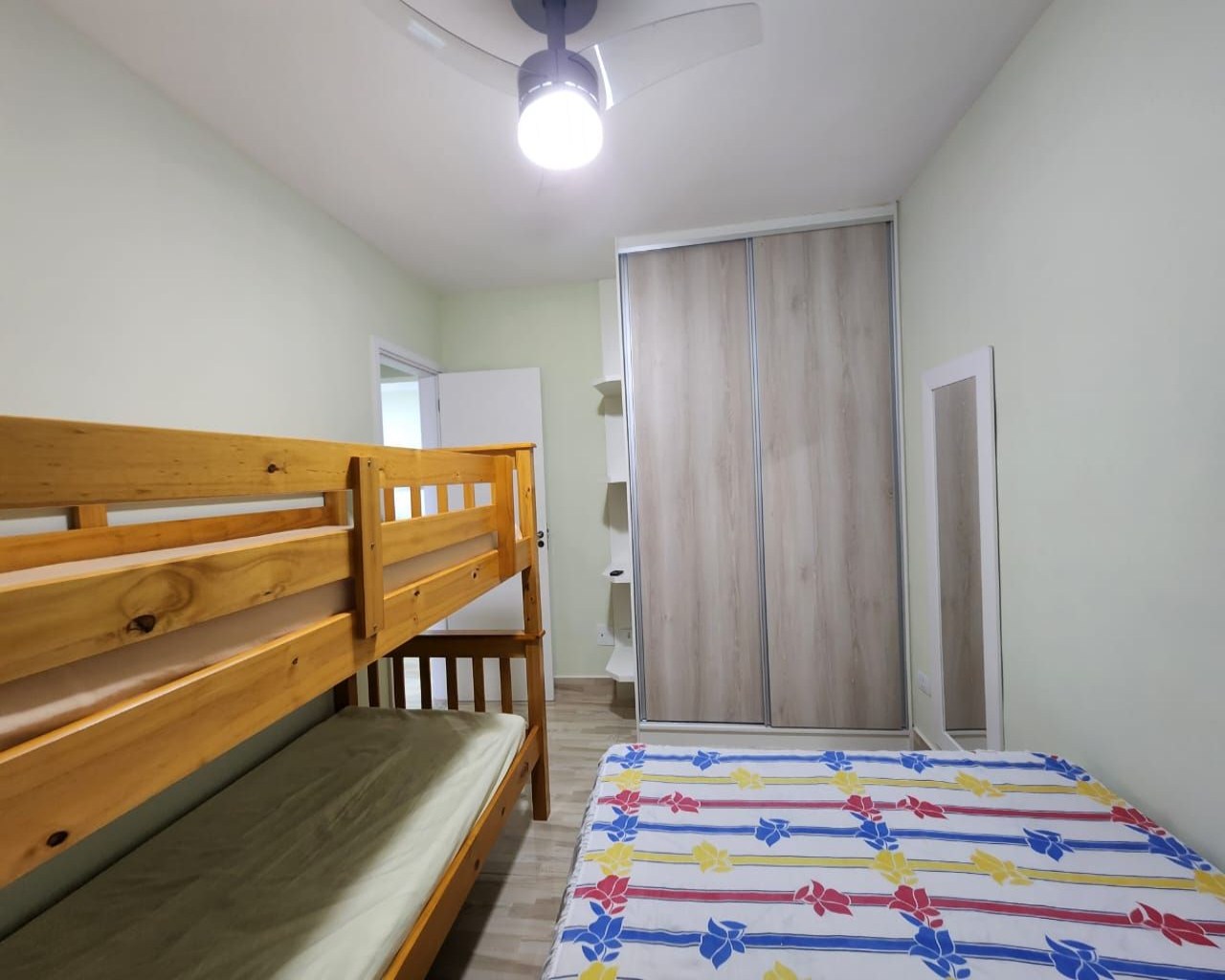 Apartamento 2 dormitórios (1 suíte) em frente ao mar, varanda gourmet envidraçada, móveis planejados, vila atlântica, região central - mongaguá/sp