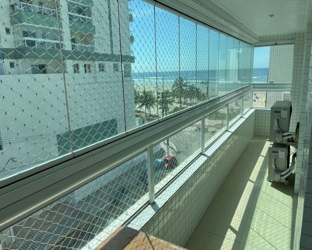 Apto mobiliado, pé na areia, c/ 2 dorm., 78 m² - caiçara - praia grande/sp