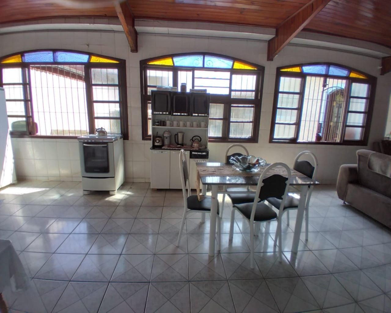 Casa térrea 3 dormitórios lado pista, lote inteiro, piscina,
