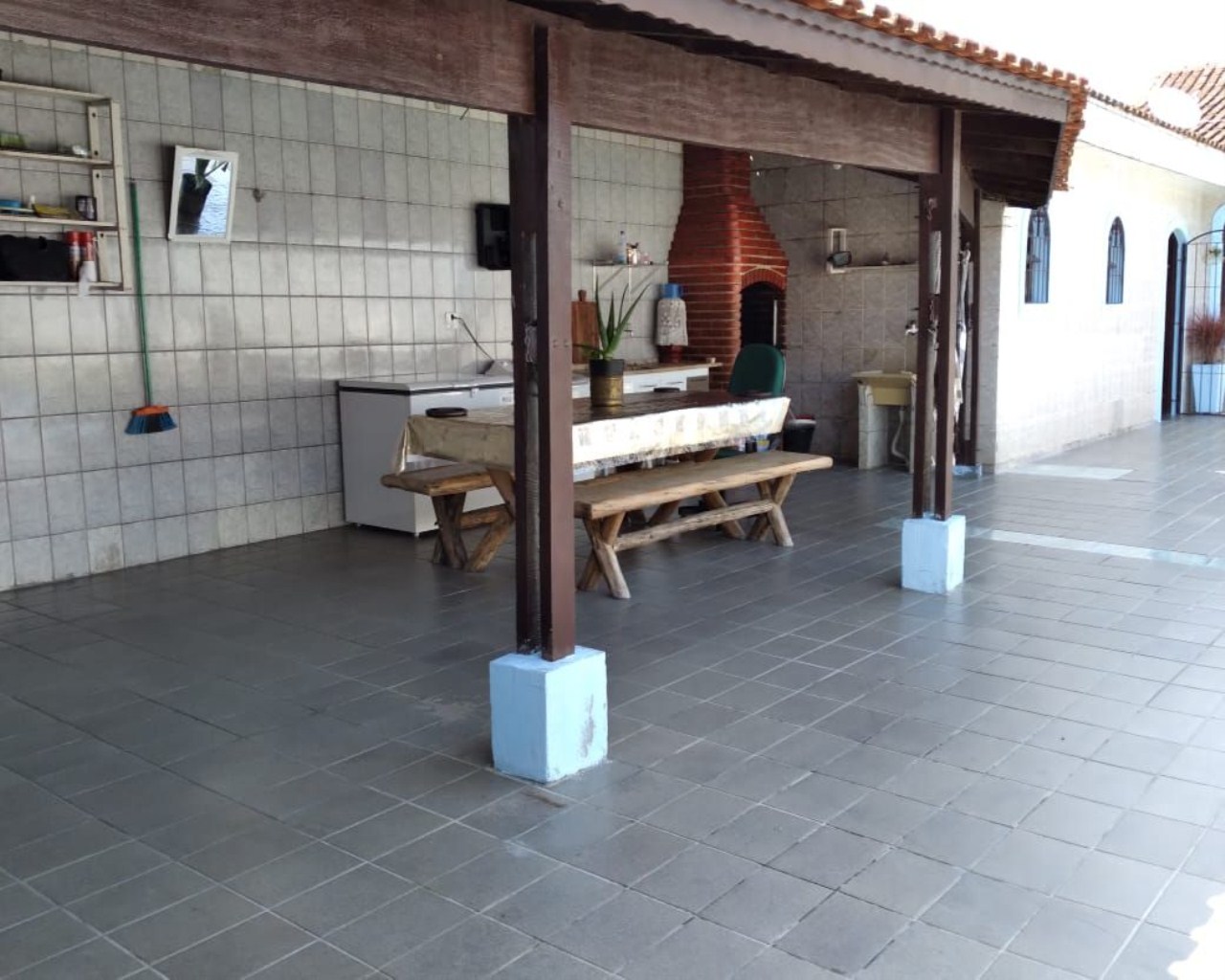 Casa térrea 3 dormitórios lado pista, lote inteiro, piscina,