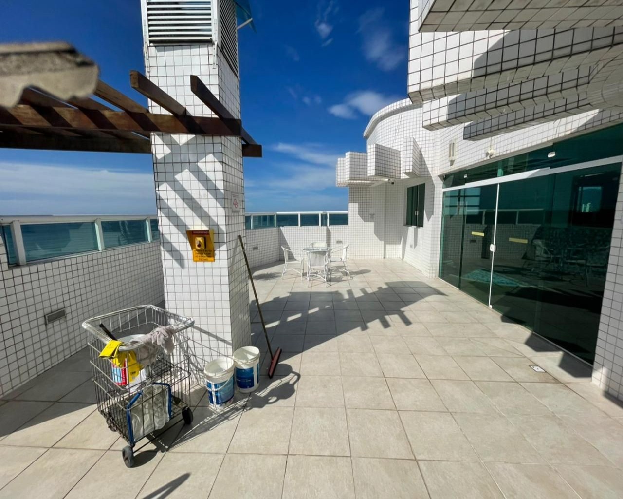 Apto mobiliado, pé na areia, c/ 2 dorm., 78 m² - caiçara - praia grande/sp