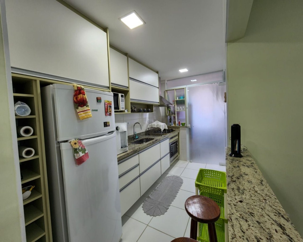 Apartamento 2 dormitórios (1 suíte) em frente ao mar, varanda gourmet envidraçada, móveis planejados, vila atlântica, região central - mongaguá/sp