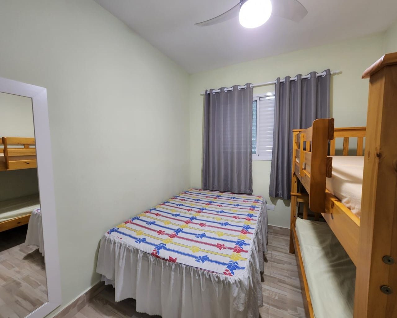 Apartamento 2 dormitórios (1 suíte) em frente ao mar, varanda gourmet envidraçada, móveis planejados, vila atlântica, região central - mongaguá/sp