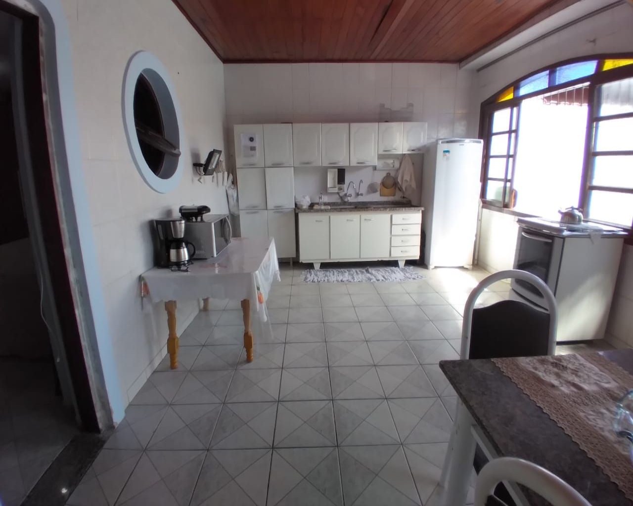 Casa térrea 3 dormitórios lado pista, lote inteiro, piscina,