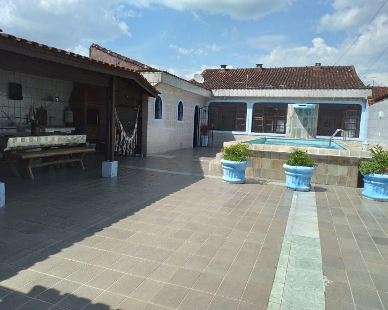 Casa térrea 3 dormitórios lado pista, lote inteiro, piscina,