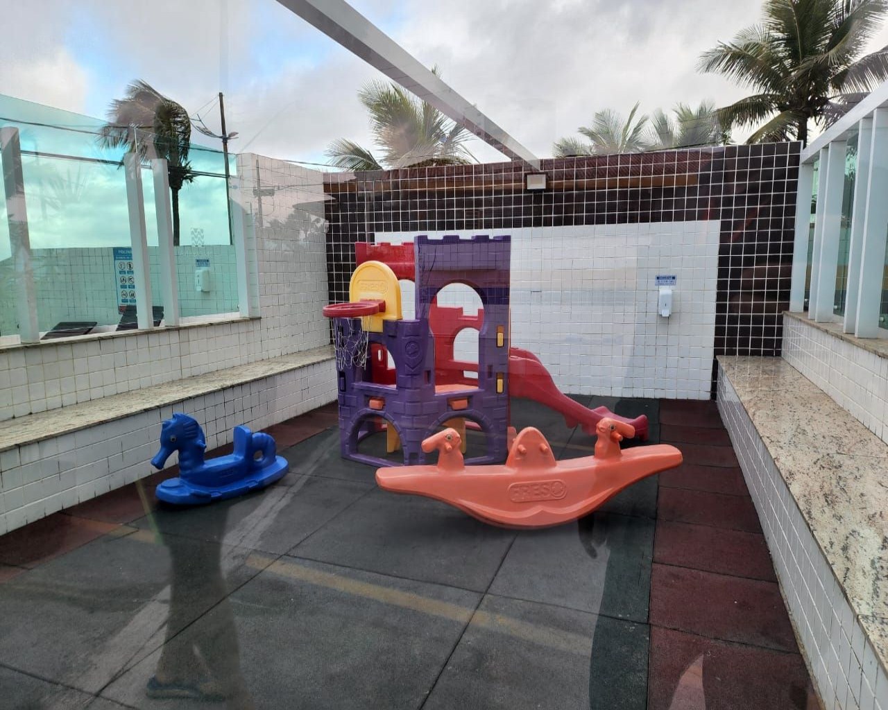 Apartamento 2 dormitórios (1 suíte) em frente ao mar, varanda gourmet envidraçada, móveis planejados, vila atlântica, região central - mongaguá/sp