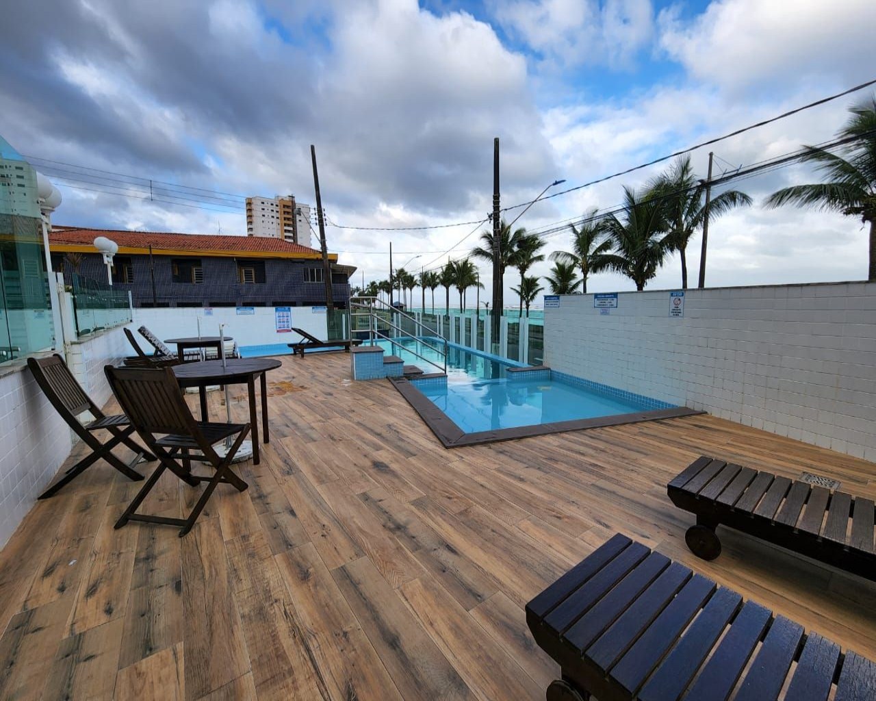 Apartamento 2 dormitórios (1 suíte) em frente ao mar, varanda gourmet envidraçada, móveis planejados, vila atlântica, região central - mongaguá/sp
