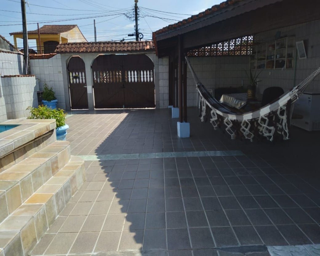 Casa térrea 3 dormitórios lado pista, lote inteiro, piscina,