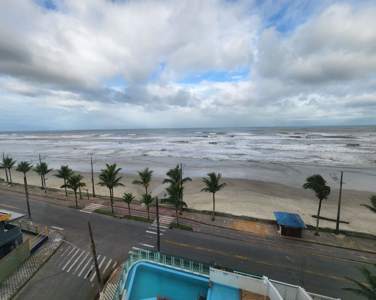 Apartamento 2 dormitórios (1 suíte) em frente ao mar, varanda gourmet envidraçada, móveis planejados, vila atlântica, região central - mongaguá/sp