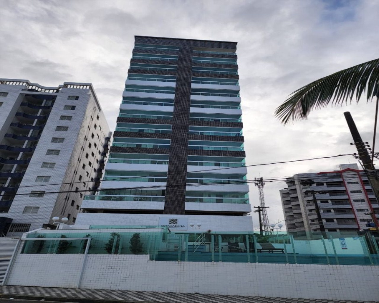 Apartamento 2 dormitórios (1 suíte) em frente ao mar, varanda gourmet envidraçada, móveis planejados, vila atlântica, região central - mongaguá/sp
