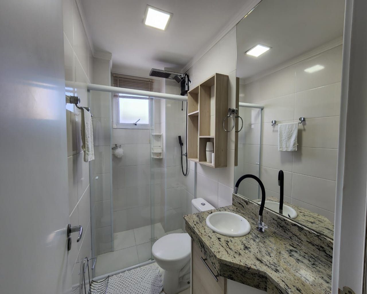 Apartamento 2 dormitórios (1 suíte) em frente ao mar, varanda gourmet envidraçada, móveis planejados, vila atlântica, região central - mongaguá/sp