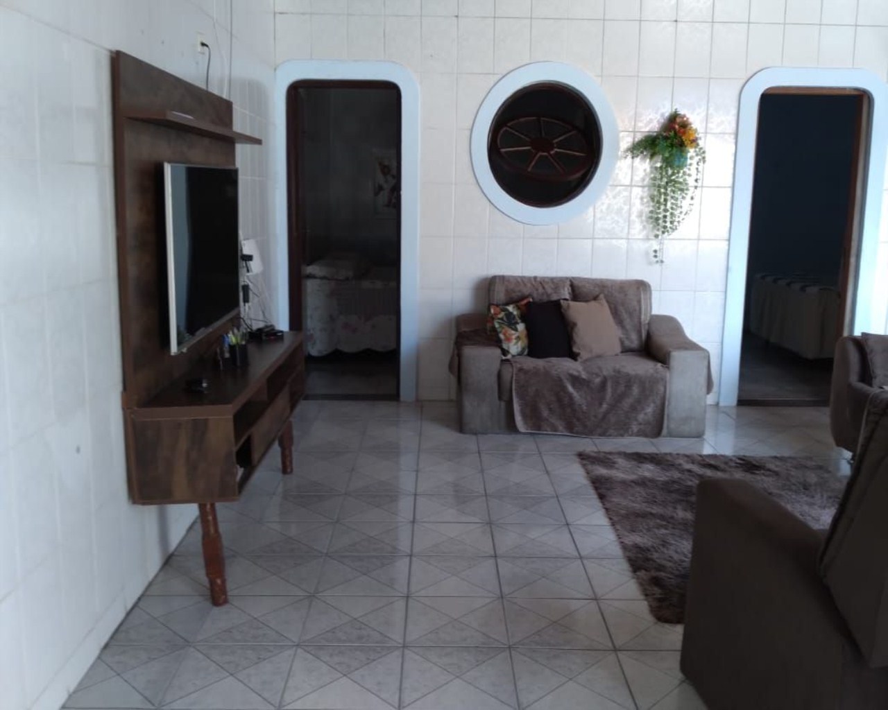 Casa térrea 3 dormitórios lado pista, lote inteiro, piscina,