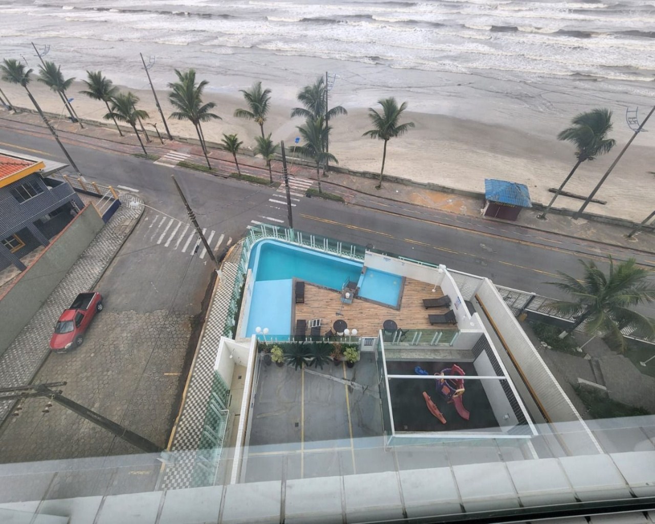 Apartamento 2 dormitórios (1 suíte) em frente ao mar, varanda gourmet envidraçada, móveis planejados, vila atlântica, região central - mongaguá/sp