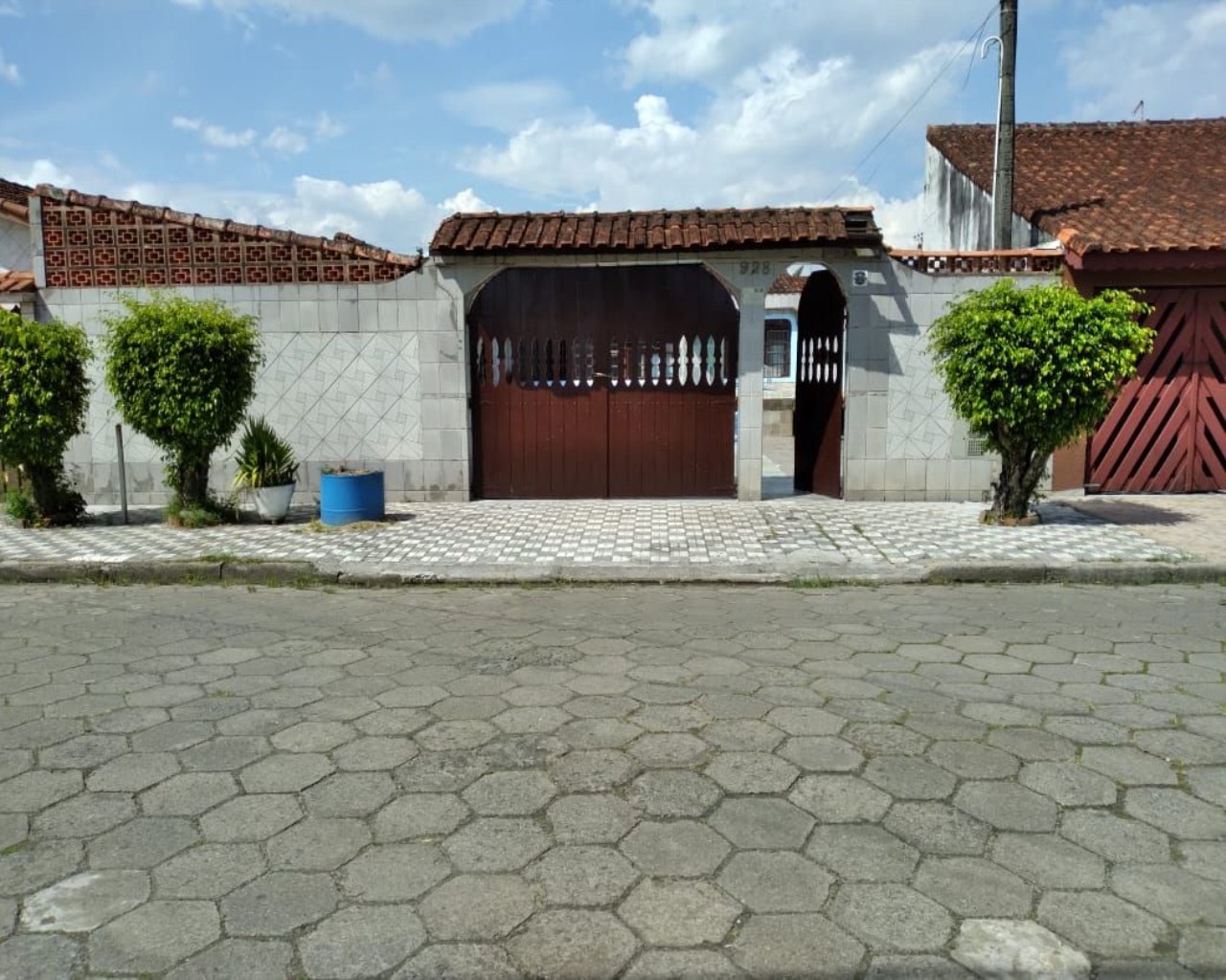 Casa térrea 3 dormitórios lado pista, lote inteiro, piscina,