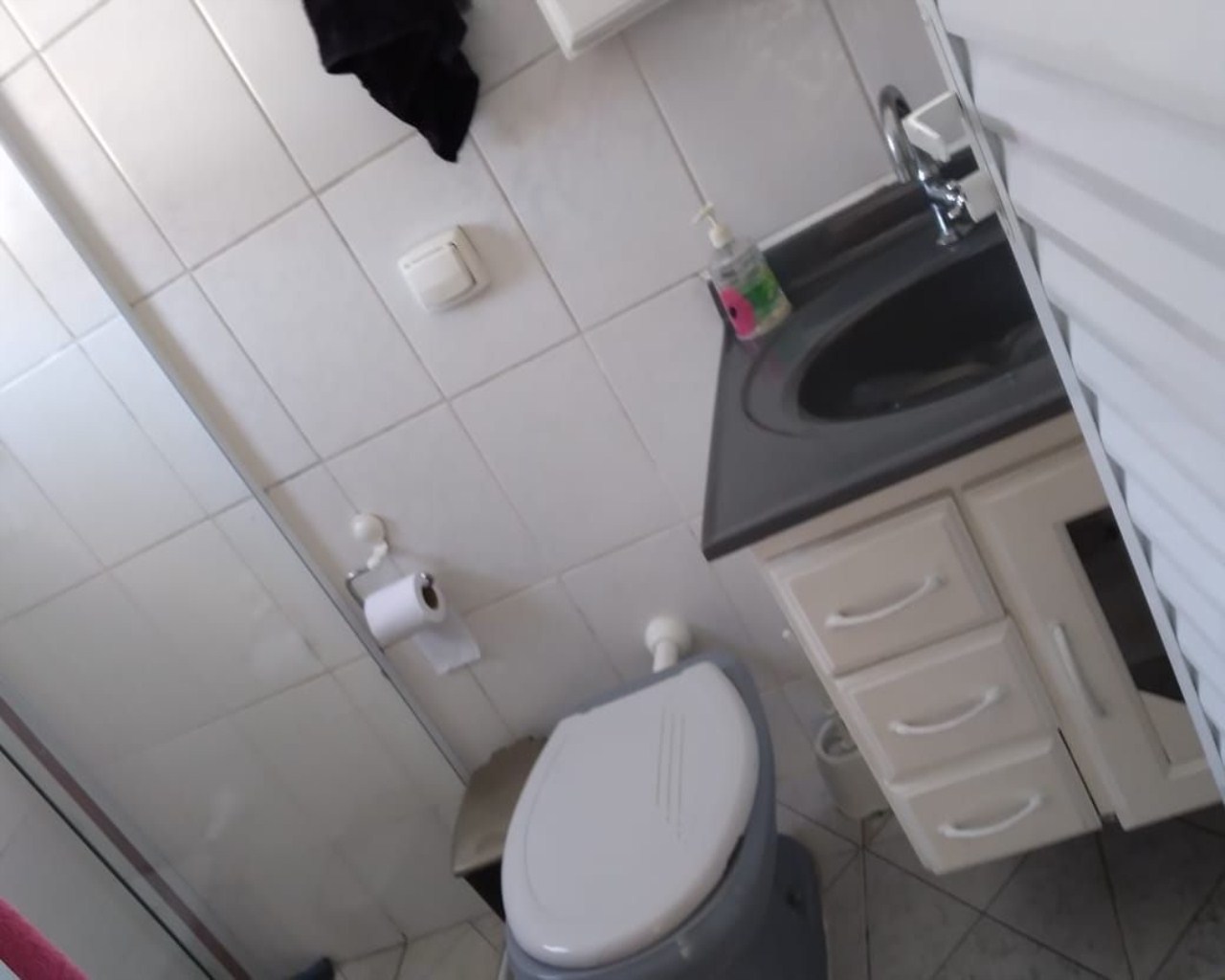 Casa térrea 3 dormitórios lado pista, lote inteiro, piscina, área gourmet c/ churrasqueira, 6 vagas, aceita financiamento, jussara, mongaguá-sp