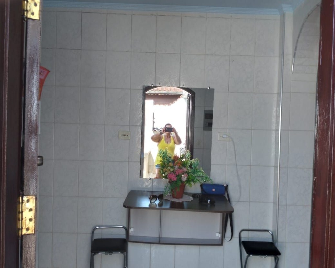 Casa térrea 3 dormitórios lado pista, lote inteiro, piscina, área gourmet c/ churrasqueira, 6 vagas, aceita financiamento, jussara, mongaguá-sp