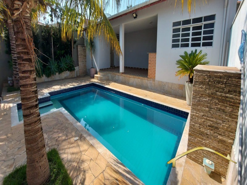 Casa ampla com piscina