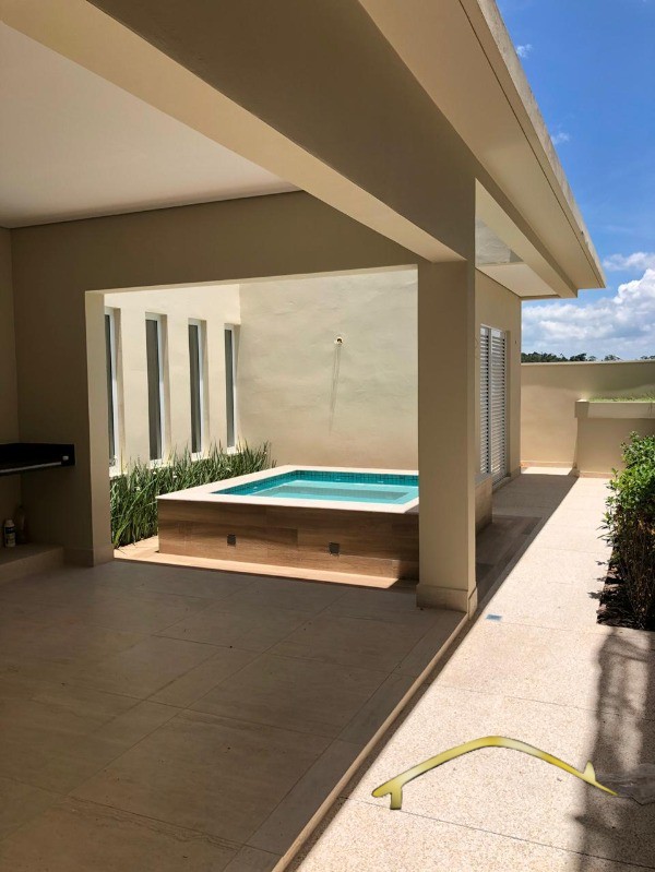 Casa de luxo em condomínio