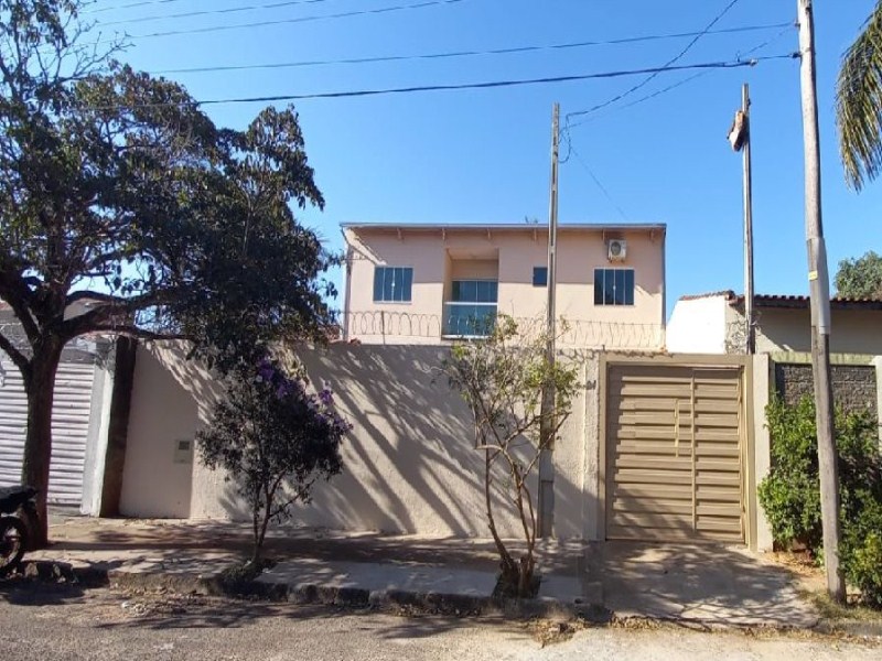 CASA COM PISCINA À VENDA