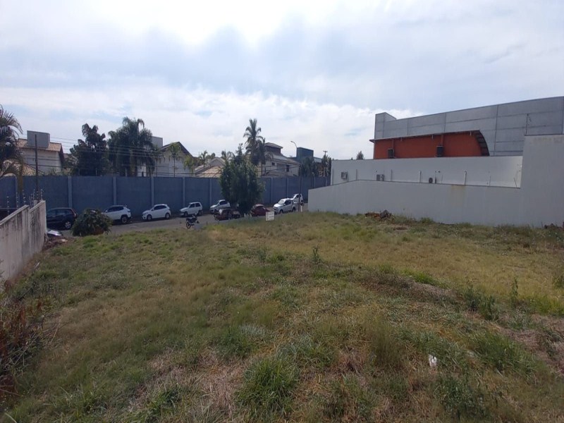 TERRENO À VENDA NA REGIÃO DO ESMERALDA