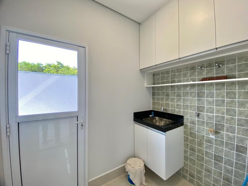 ÓTIMO IMÓVEL EM CONDOMÍNIO NOBRE RESIDENCIAL ESMERALDA 2, COM 3 SUÍTES, PISCINA, CHURRASQUEIRA E ÁREA DE LAZER.