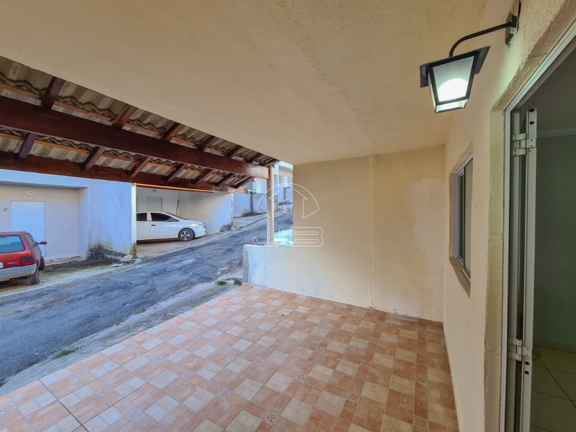 Casa à venda no condomínio no Centro de Pinhalzinho-SP.